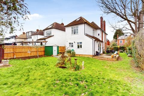 4 bed property, in Hewlett Road, £625,000