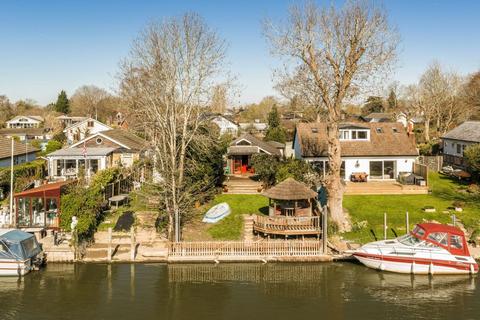 2 bed property, in Hamhaugh Island, £550,000