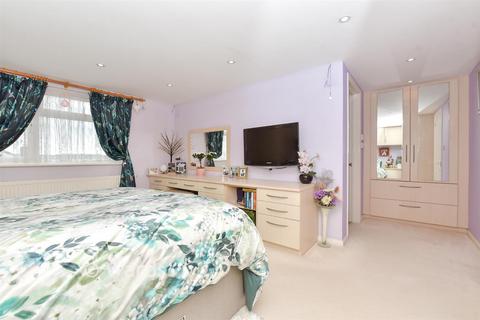 4 bed property, in Cedar Road, £400,000