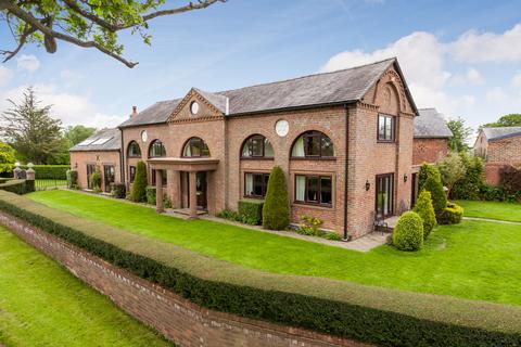 4 bed property, in Holtridge, £850,000