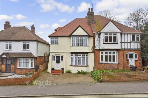 4 bed property, in Queens Road, £415,000