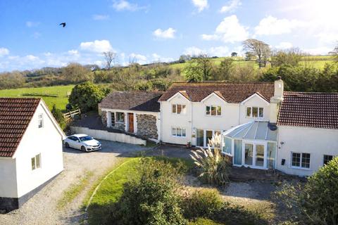 6 bed property, in Brynsworthy, £675,000