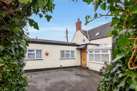 2 bed property, in Higher Road, £175,000