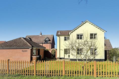 3 bed property, in Half Moon Lane, £415,000
