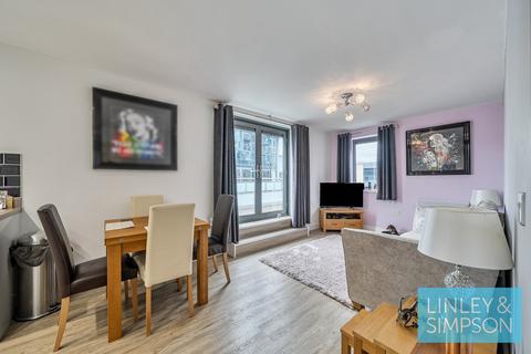 2 bed property, in Waterloo Apartments, £245,000