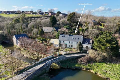 6 bed property, in Clay Lane, £270,000