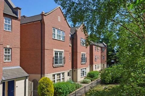 2 bed property, in Princess Drive, £175,000