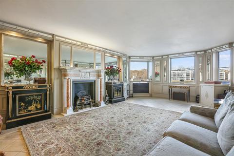 1 bed property, in Nine Elms Lane, £550,000