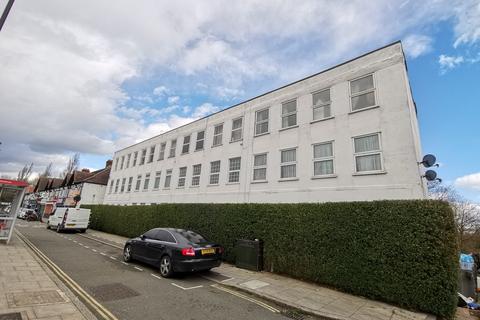 2 bed property, in 28 Links View, £190,000