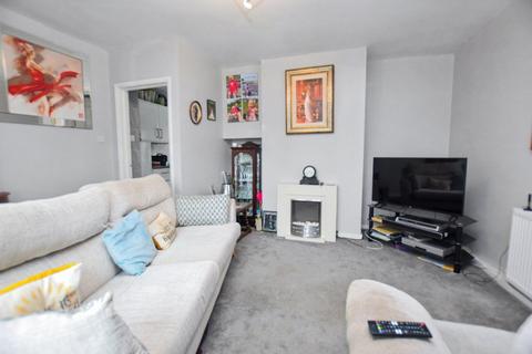 2 bed property, in Hendal Lane, £170,000