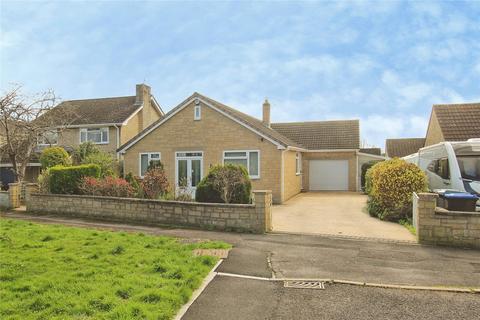 3 bed property, in Holyrood Close, £450,000