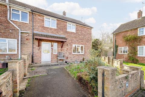 3 bed property, in Hall Close, £325,000