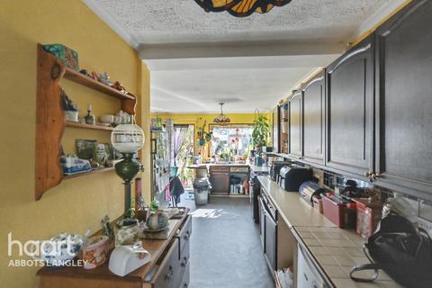 3 bed property, in Meadow Road, £500,000