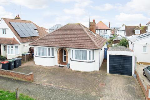2 bed property, in Fernlea Avenue, £300,000