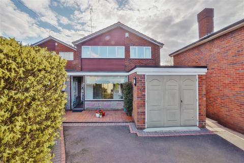 3 bed property, in Hopyard Close, £325,000