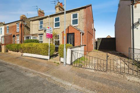 3 bed property, in Stradbroke Road, £210,000