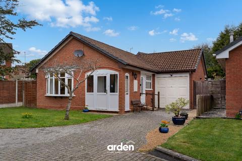 2 bed property, in Fairways Drive, £399,950