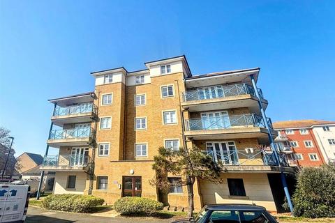 2 bed property, in Martinique Way, £190,000