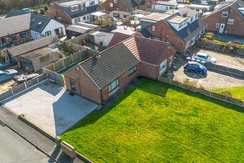 2 bed property, in Bowden Close, £240,000