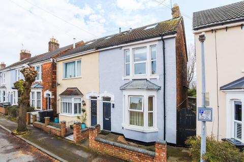 5 bed property, in Ashford Road, £425,000