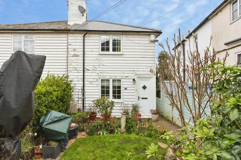2 bed property, in Ockley Road, £260,000