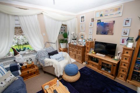 2 bed property, in Tudor Close, £140,000