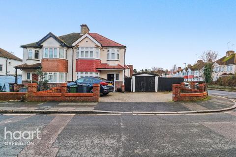 3 bed property, in Bruce Grove, £585,000