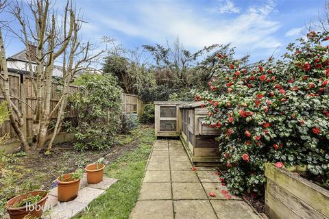 2 bed property, in Deanery Road, £412,500