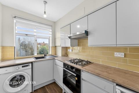 1 bed property, in Church Road, £165,000
