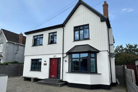 5 bed property, in Lynhurst Avenue, £565,000