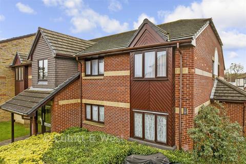 1 bed property, in Rossignol Gardens, £210,000