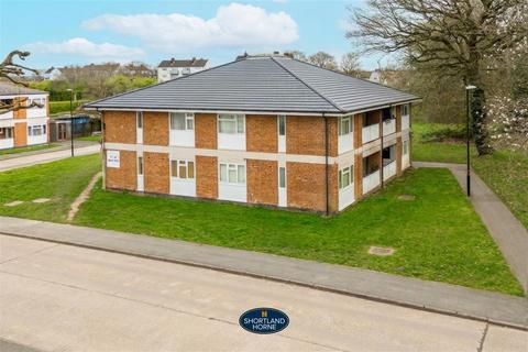 1 bed property, in Upper Ride, £82,500
