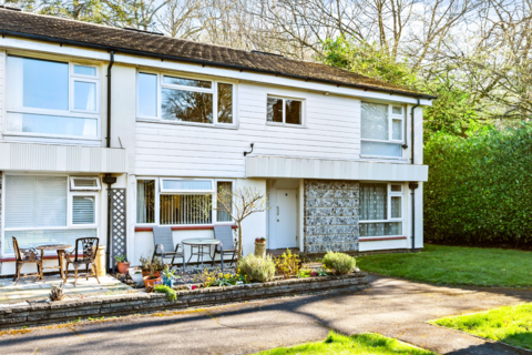 1 bed property, in Tadworth Street, £235,000