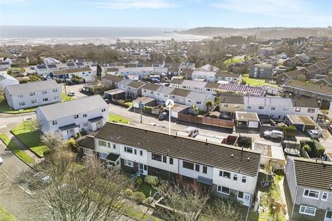 2 bed property, in Chestnut Avenue, £195,000