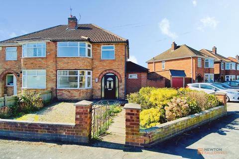 3 bed property, in Queensgate Drive, £325,000