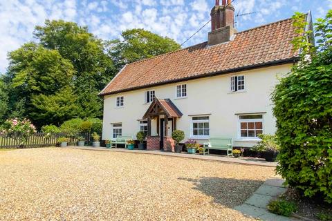 5 bed property, in Southburgh Road, £700,000