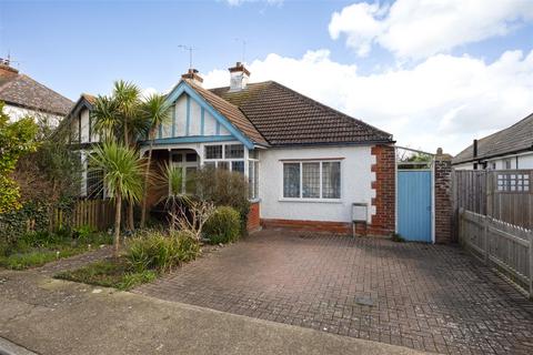 3 bed property, in Baddlesmere Road, £465,000