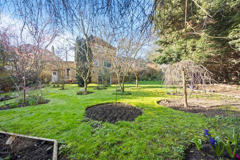5 bed property, in Cedars Close, £1,895,000