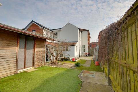 3 bed property, in SHOLING! NO CHAIN! WOW FACTOR REAR GARDEN!, £290,000