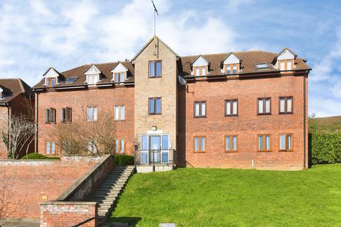 2 bed property, in Angle Side, £165,000