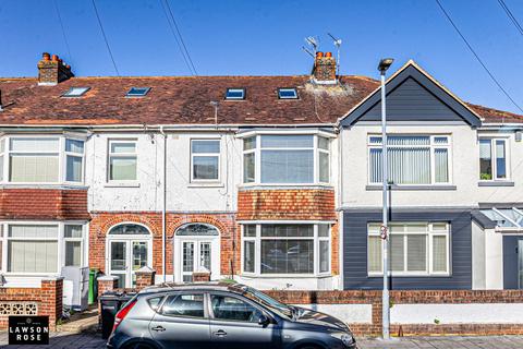 4 bed property, in Elmwood Road, £375,000