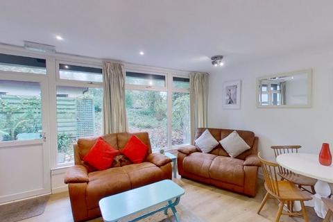 2 bed property, in 246 Oakleigh, £74,500