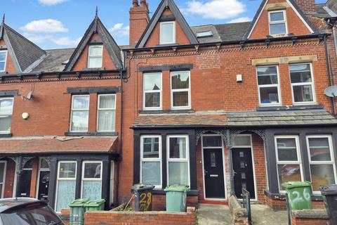 4 bed property, in Manor Drive, £280,000