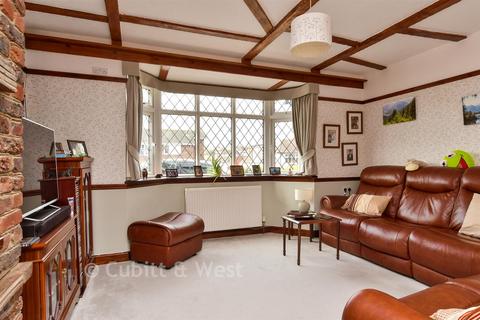 5 bed property, in Graham Avenue, £850,000