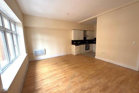 2 bed property, in Wellington Street, £145,000