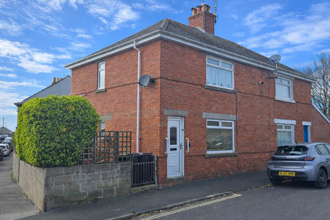 2 bed property, in Victoria Road, £199,000