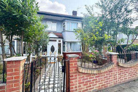 3 bed property, in Ley Street, £490,000