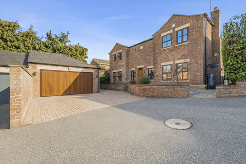 4 bed property, in Main Road, £650,000
