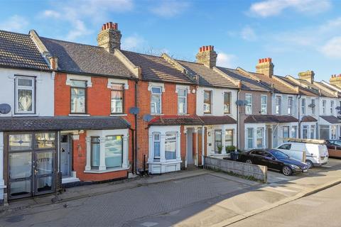 2 bed property, in Westwood Road, £475,000