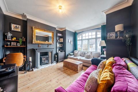 3 bed property, in Durnsford Road, £675,000